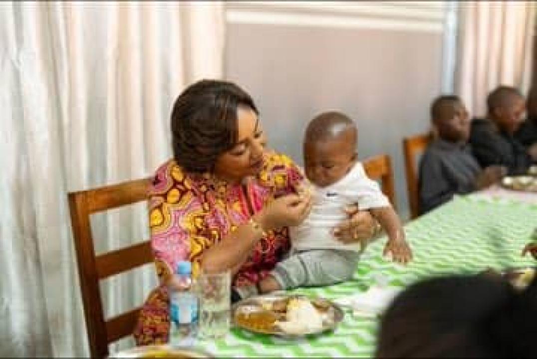 La Première Dame Denise Nyakeru partage un repas avec les enfants de l’orphelinat portant son nom à Kolwezi