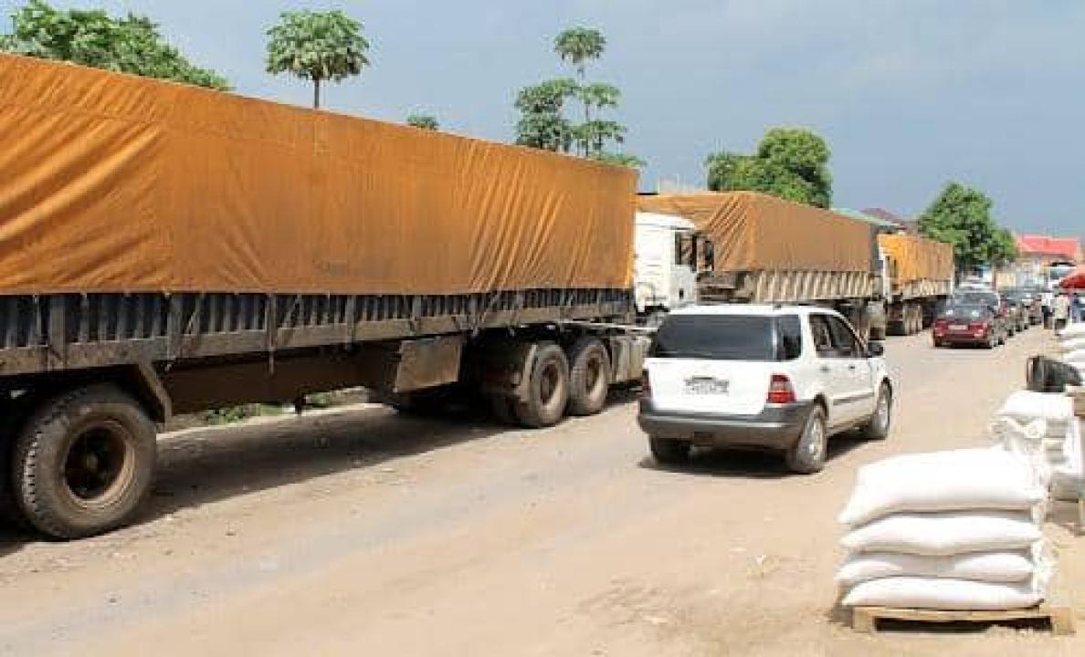 Embouteillage causé par des camions remorques stationnés devant la Minoterie de Kinshasa attendant leurs déchargements. Photo : Radio Okapi (archives 2013)