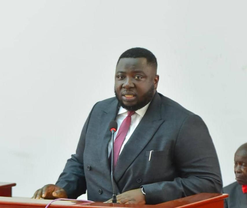 Ministre provincial des Travaux publics, Alain Tshilungu, au cours d'une plénière, à l'Assemblée provinciale de Kinshasa.
