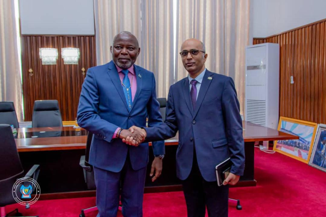 Poignée de mains entre Vital Kamerhe, président de l’Assemblée nationale de la RDC, et Fabrice Basile, chargé d’affaires a.i. de l’Union européenne à Kinshasa.