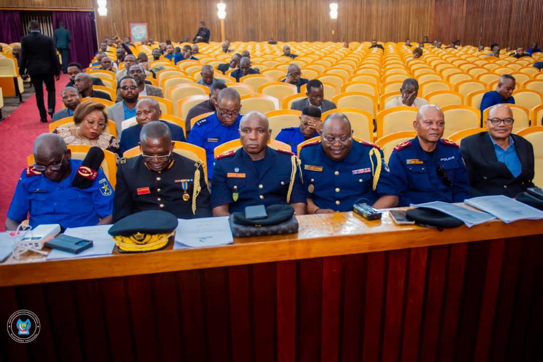 Quelques officiers de la Police nationale congolaise lors d'une plénière à l'Assemblée nationale, jeudi 12 juin 2025