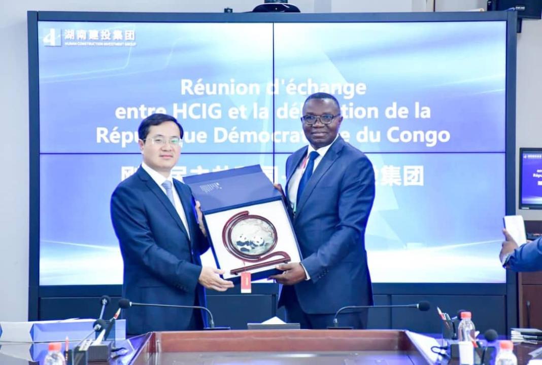 Tang Ding, Directeur général de l’entreprise chinoise Hunan Construction Investment avec Julien Paluku Kahongya, ministre congolais de Commerce extérieur