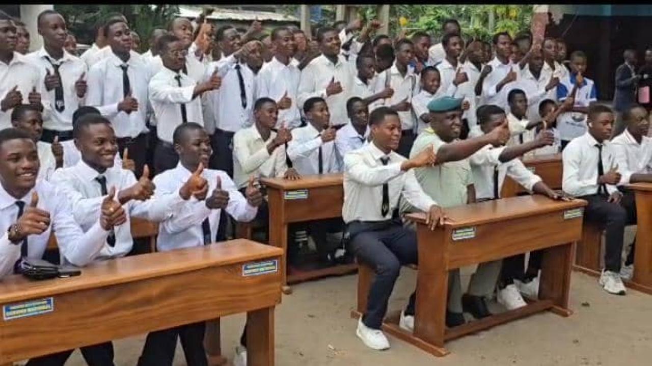 Un membre du Service National et plusieurs élèves du collège Saint Théophile de Lemba.