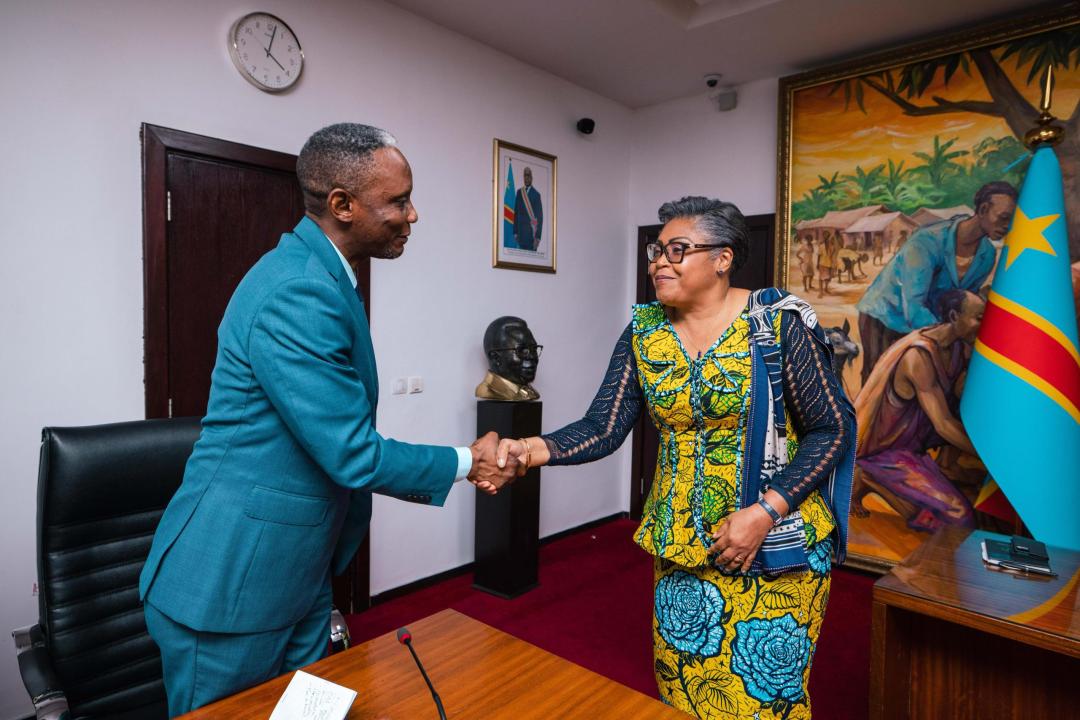 Poignée de main entre le Premier Ministre Judith Siminwa Tuluka et le député national John Banza Lunda, Président du Réseau des parlementaires pour les Objectifs de développement durable