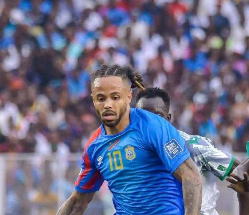Théo Bongonda en duel avec un joueur sud-soudanais, au Stade des Martyrs de Kinshasa.