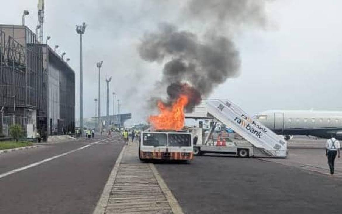Un camion tracteur en plein feu au tarmac de l'aéroport international de N'djili