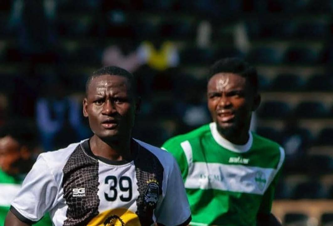Un joueur de Mazembe et celui du DCMP, à Kamalondo.