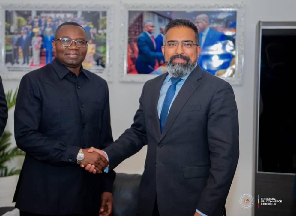 Poignée de main entre le ministre congolais du Commerce extérieur, Julien Paluku Kahongya, et Kumar Iyer, ambassadeur désigné du Royaume-Uni auprès des Nations Unies, de l’OMC et d’autres organisations internationales à Genève