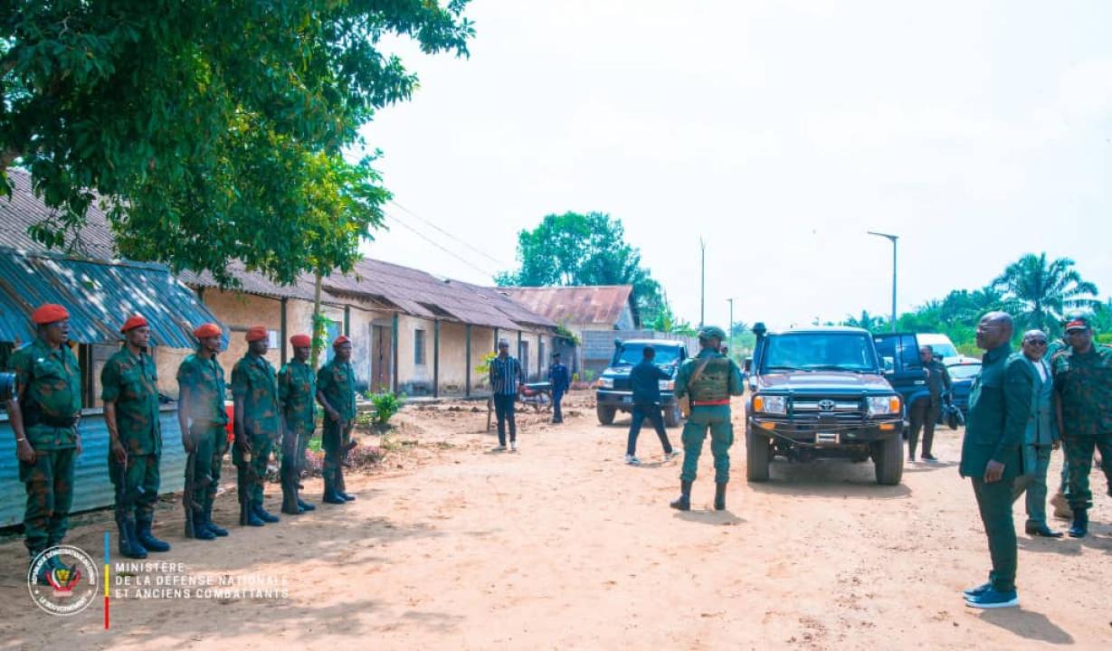 Le VPM Guy Kabombo promet des mesures strictes face à la promiscuité et à la spoliation du camp militaire Ndongo à Boende