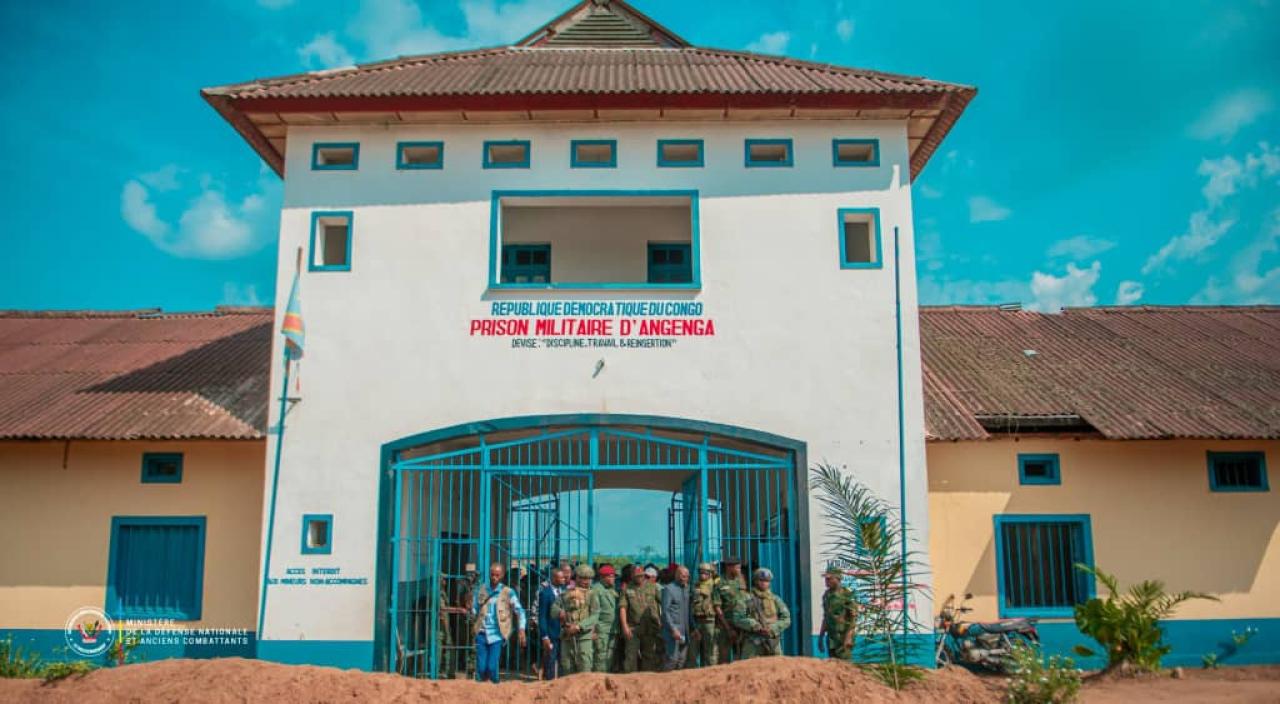 Le VPM Guy Kabombo visite la prison militaire d’Angenga dans la province de la Mongala