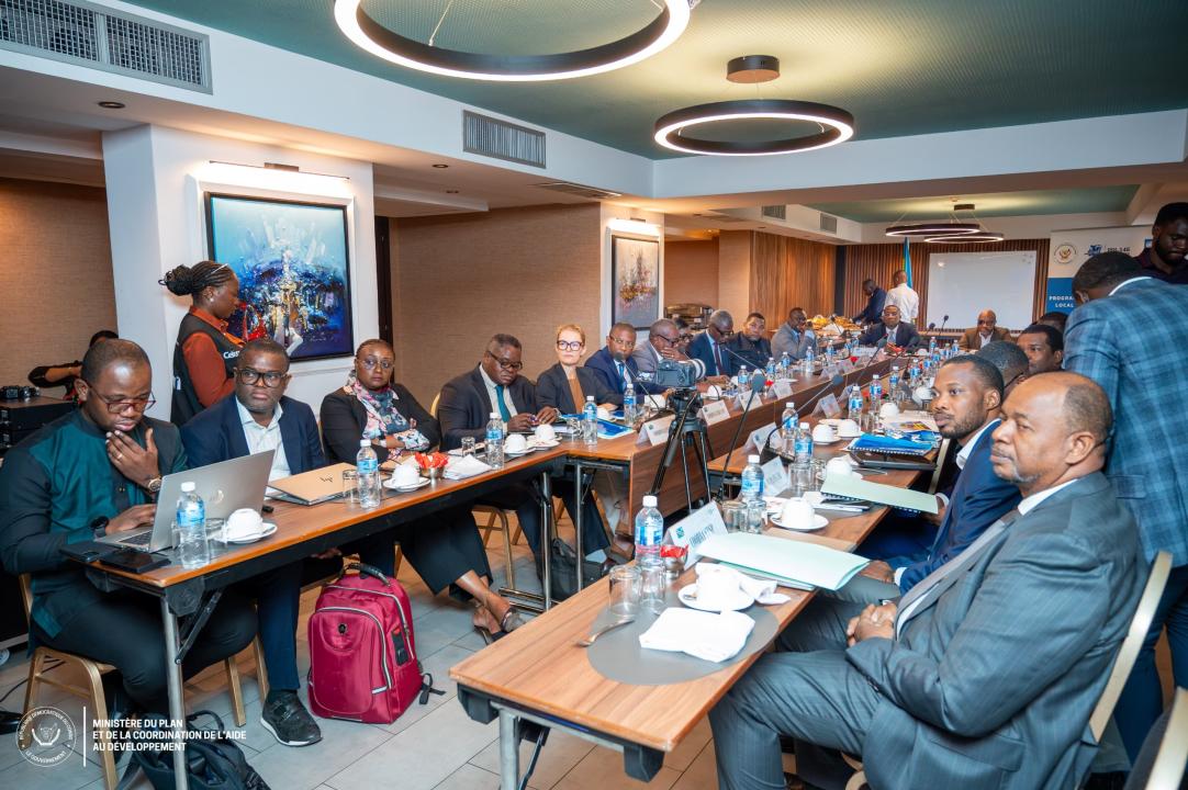 Le VPM Guylain Nyembo tient un briefing sur le PDL-145T avec les partenaires techniques et financiers