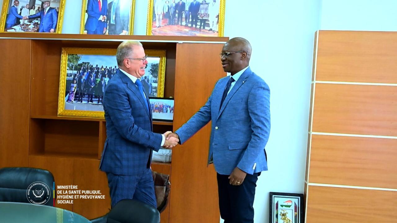 Le ministre de la santé Roger Kamba et le responsable de Nipro Group, lors de la signature du contrat ce samedi 21 juin 2025