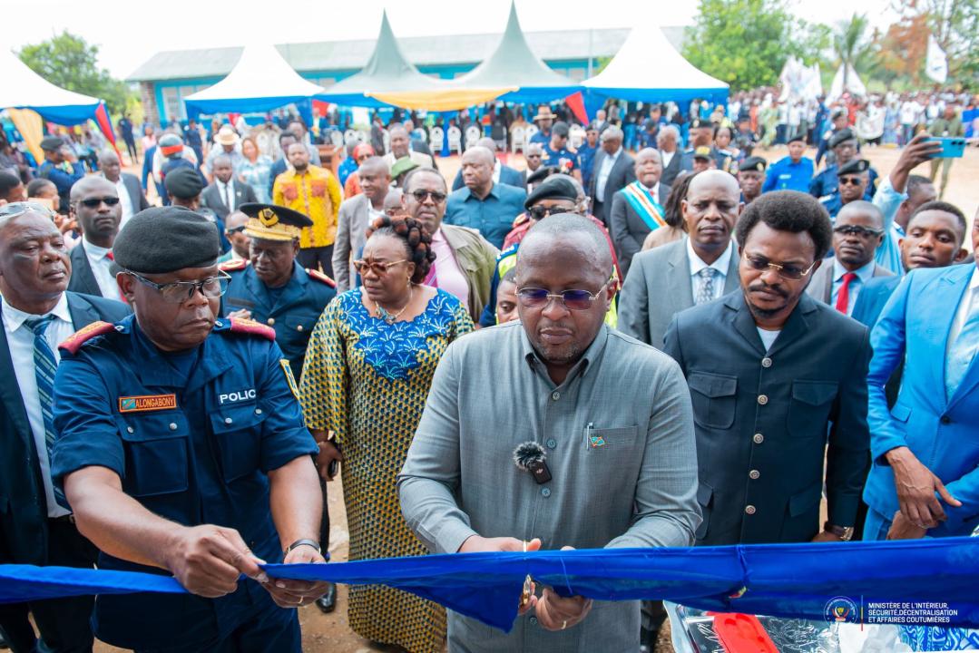 Le VPM Jacquemain Shabani coupe le ruban lors de l'inauguration de cette école de police [photo d'illustration]