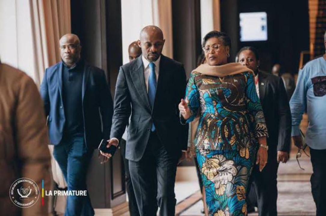 La première ministre Judith Suminwa accompagnée du ministre de la communication et médias Patrick Muyaya [photo d'illustration]