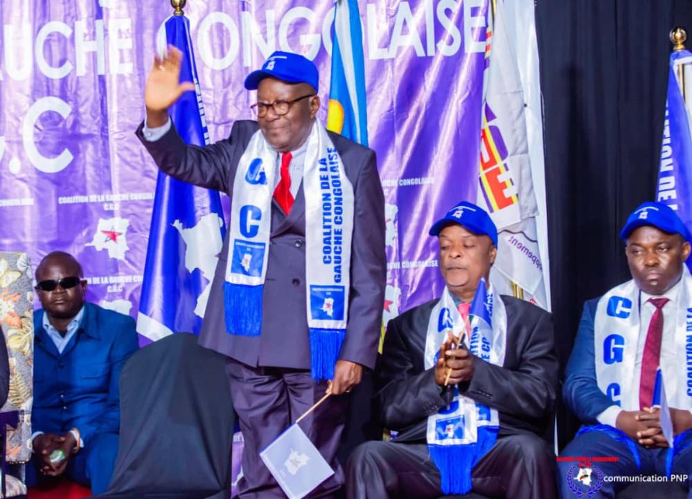Albert Mpeti, la main droite levée, lors de la sortie officielle de la plate forme la Coalition de la Gauche Congolaise