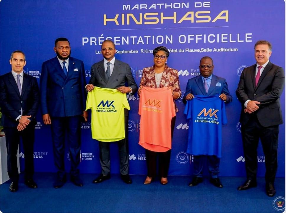 Sur la photo, la première ministre Judith Suminwa, le ministre des sports et loisirs Didier Budimbu, le président du comité olympique congolais Amos Mbayo, le président de la fédération congolaise d'athlétisme Bienvenu Matenda et le comité d'organisation du MIK