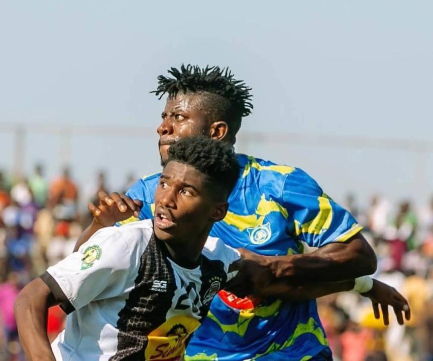 Un joueur de Mazembe en duel avec celui de Lupopo.