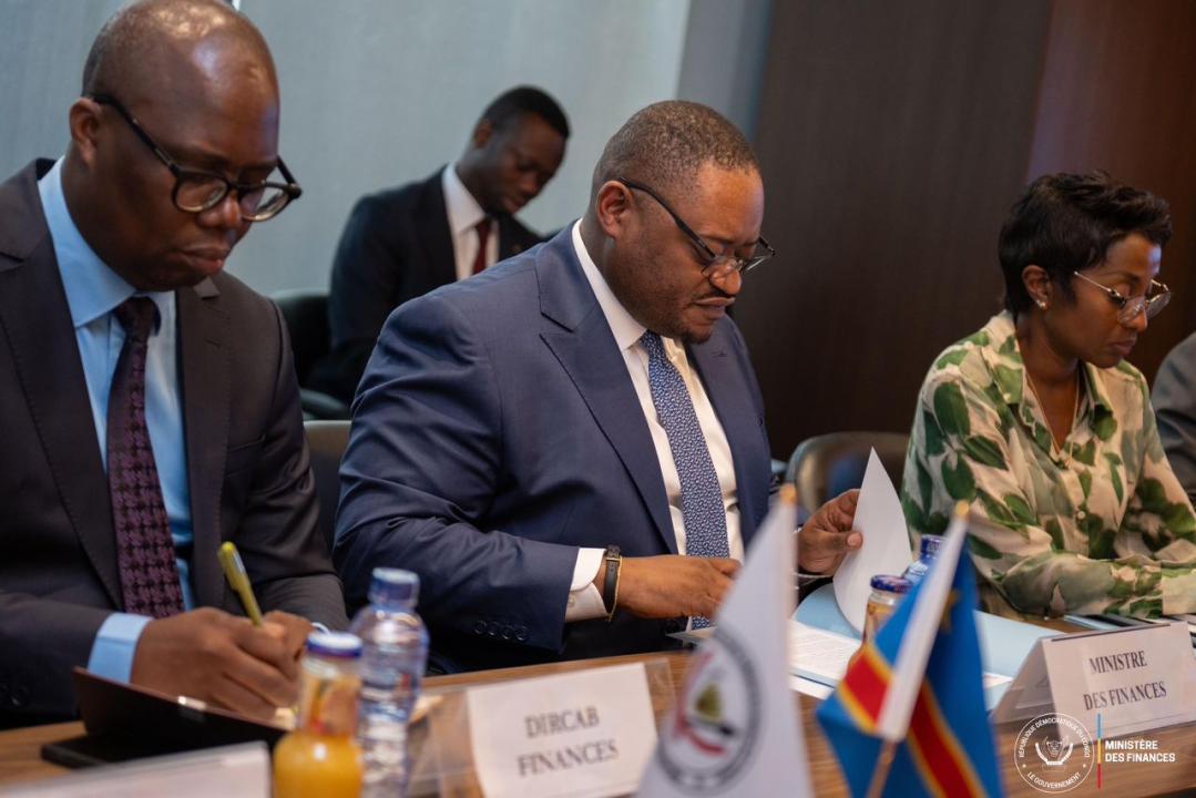 Le ministre Doudou Fwamba des Finances (au milieu)