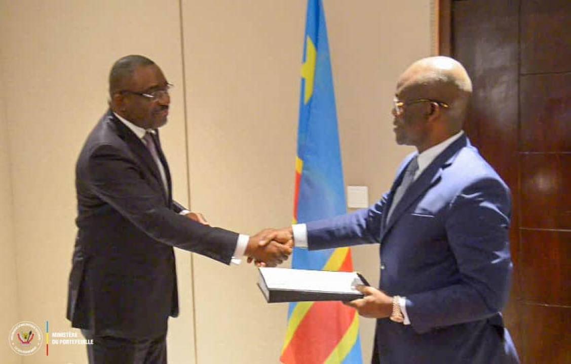 Le ministre du Portefeuille Jean Lucien Busa et le DG de la société privée Buenasa [photo d'illustration]