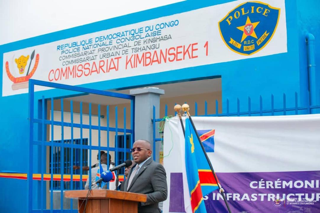 Le VPM Jacquemain Shabani réceptionne un nouveau commissariat et du matériel pour renforcer la police de proximité dans la commune de Kimbanseke à Kinshasa