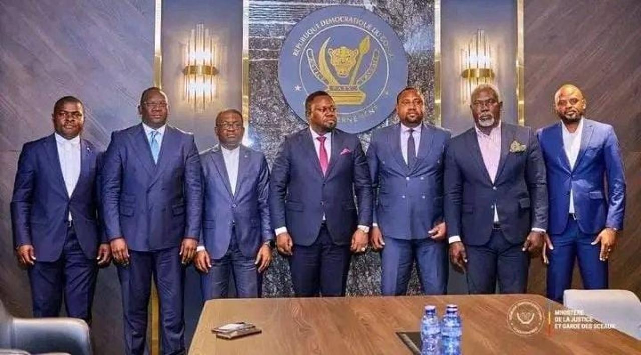 Le ministre Samuel Mbemba avec une représentation du SYNAMAC