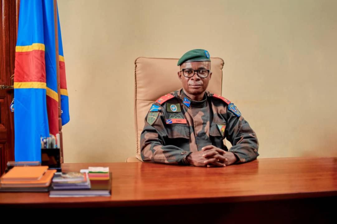 Le Général-major Kakule Somo Evariste, gouverneur militaire du Nord-Kivu, dans son bureau provisoire à Beni