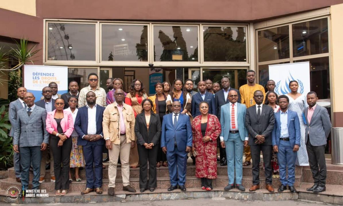 Photo de famille des cadres du ministère des Droits humains, experts, partenaires techniques et représentants de la société civile réunis lors de l’atelier stratégique sur les entreprises et les droits de l’homme.