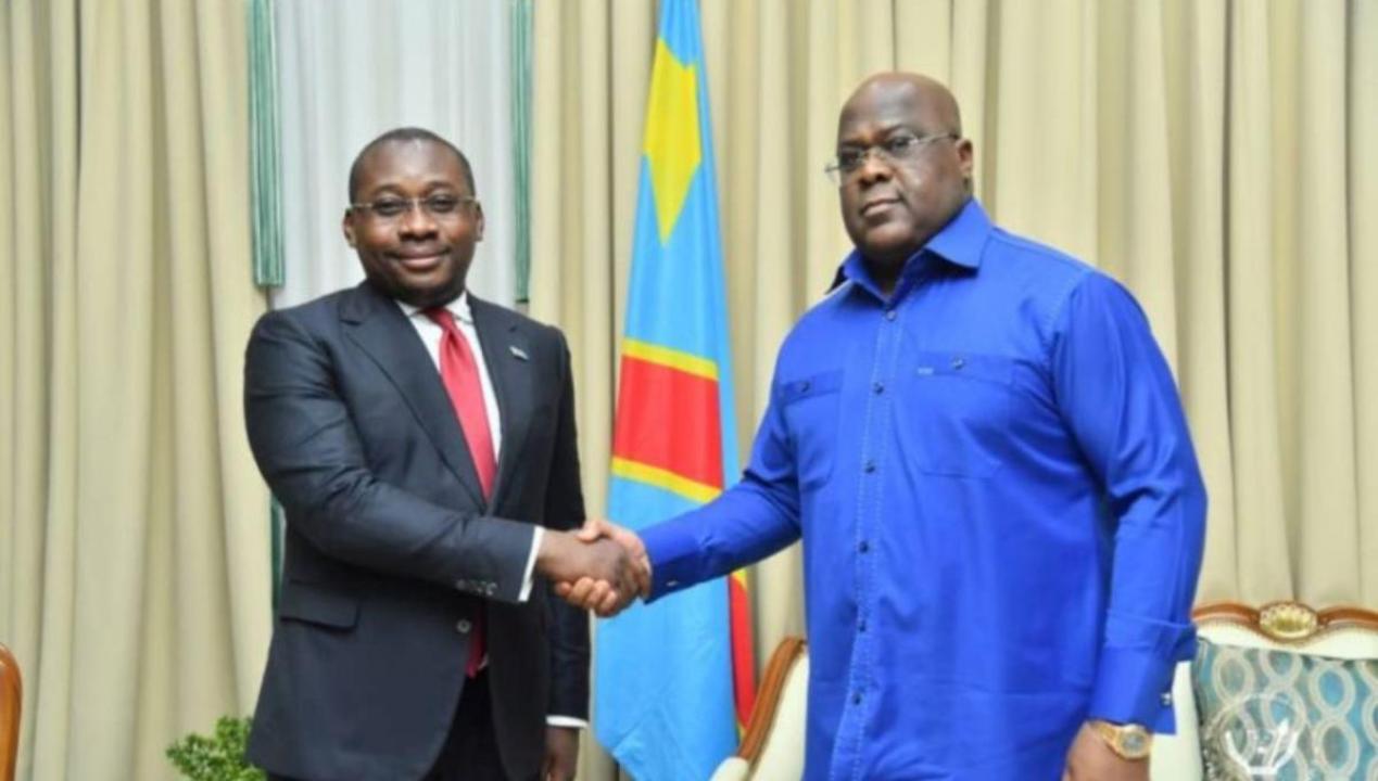Poignet de main entre le ministre d’Etat Guy Loando et le Président de la République Félix Tshisekedi [photo d’illustration]