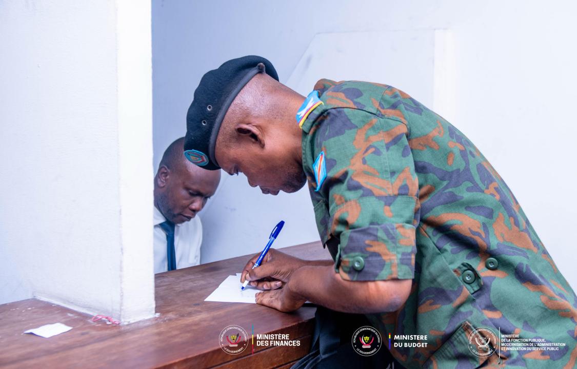 Un militaire des FARDC vient toucher son salaire dans une banque de la place