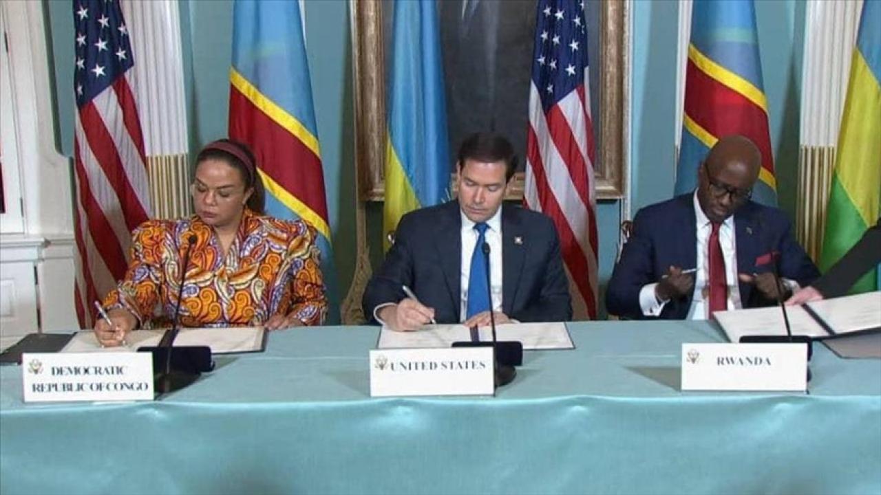 Sous l’œil vigilant de Marc Rubio, la ministre des Affaires étrangères de la RDC, Thérèse Kayikwamba Wagner, et son homologue rwandais, Olivier Nduhungirehe, signent l’accord de principe pour la paix, à Washington [photo d’illustration]