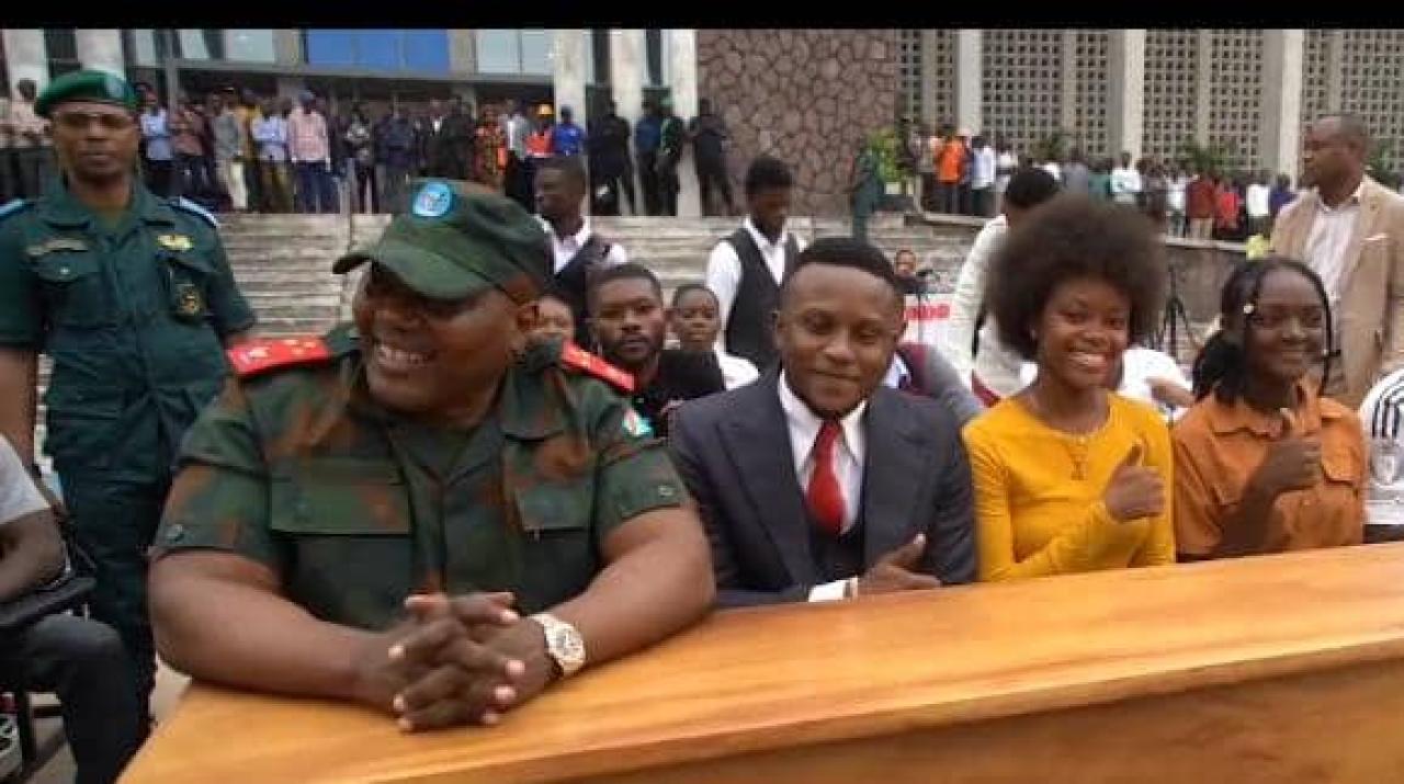 Le Lieutenant- Général, Jean-Pierre Kasongo Kabwik et quelques étudiants de l'UNIKIN.