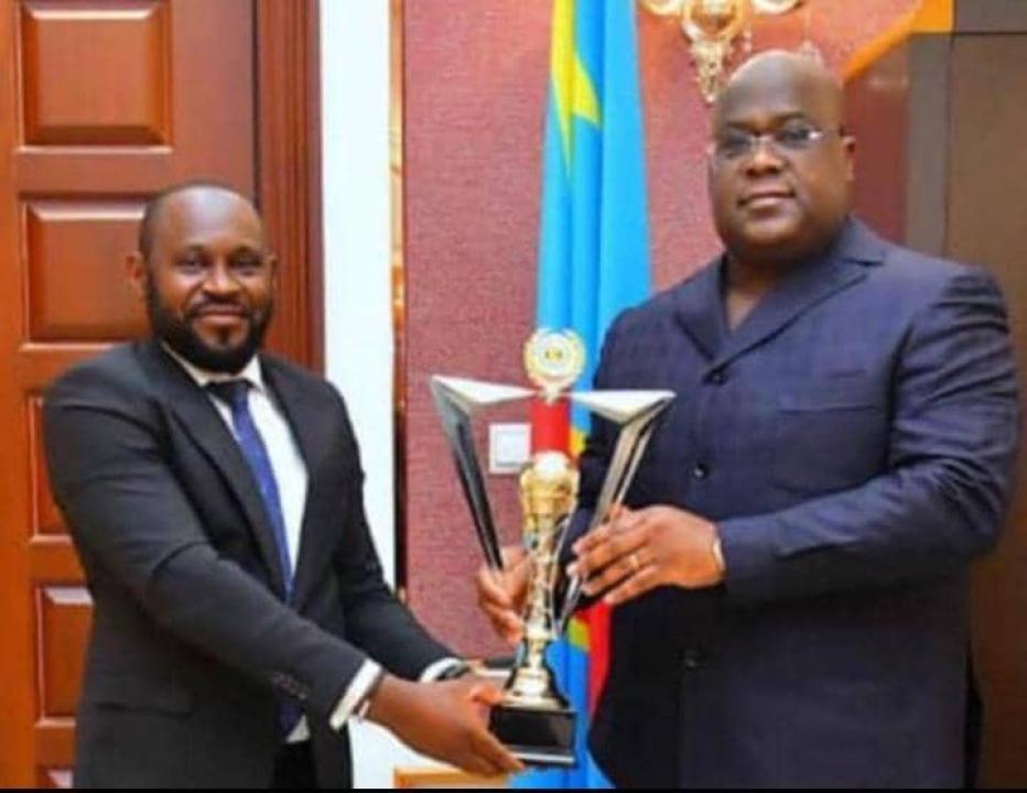 Le Président de la République Félix Antoine Tshisekedi, à droite, avec son envoyé spécial honoraire, Kinuani Kamitatu Massamba