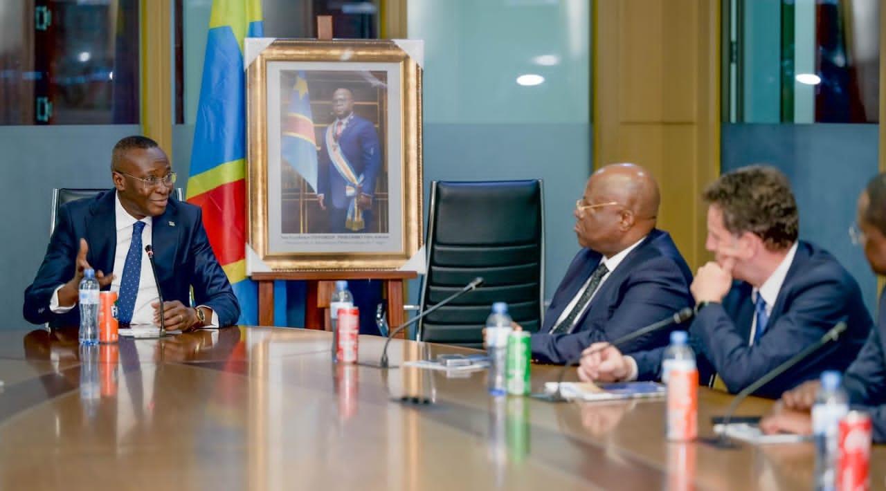 Le VPM Daniel Mukoko Samba reçoit une délégation de l’Alliance des Patronats Francophones conduite par son président, Geoffroy Roux de Bézieux