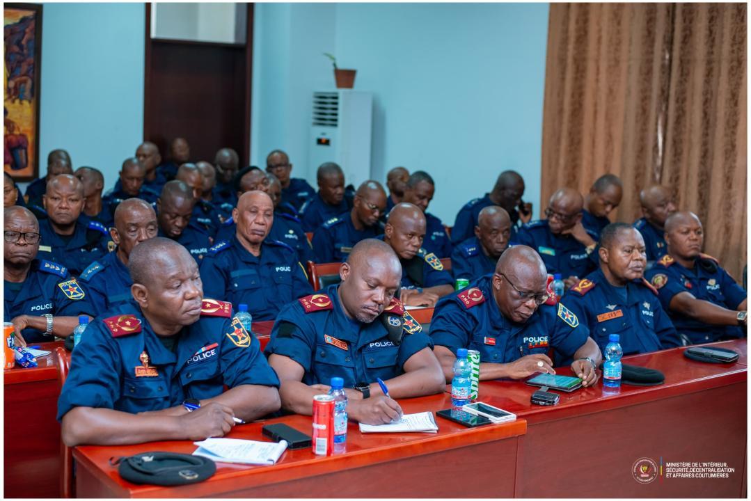 Des officiers de la Police nationale congolaise en réunion de prise de contact avec le VPM Jacquemain Shabani [photo d’illustration]