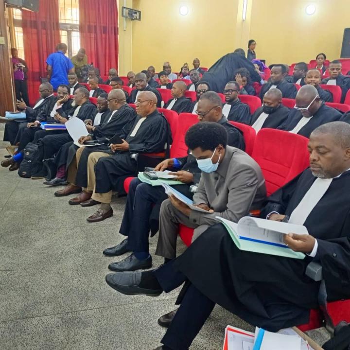 L'ancien Min'Etat Constant Mutamba et ses avocats à la salle d'audience, à la Cour de cassation, ce mercredi 23 juillet 2025
