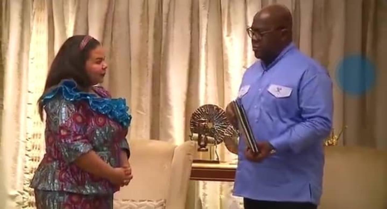 La Ministre d'État aux affaires étrangères Thérèse Kayikwamba remet la copie de l'accord de paix au Président de la République Félix Tshisekedi, lundi 30 juin 2025