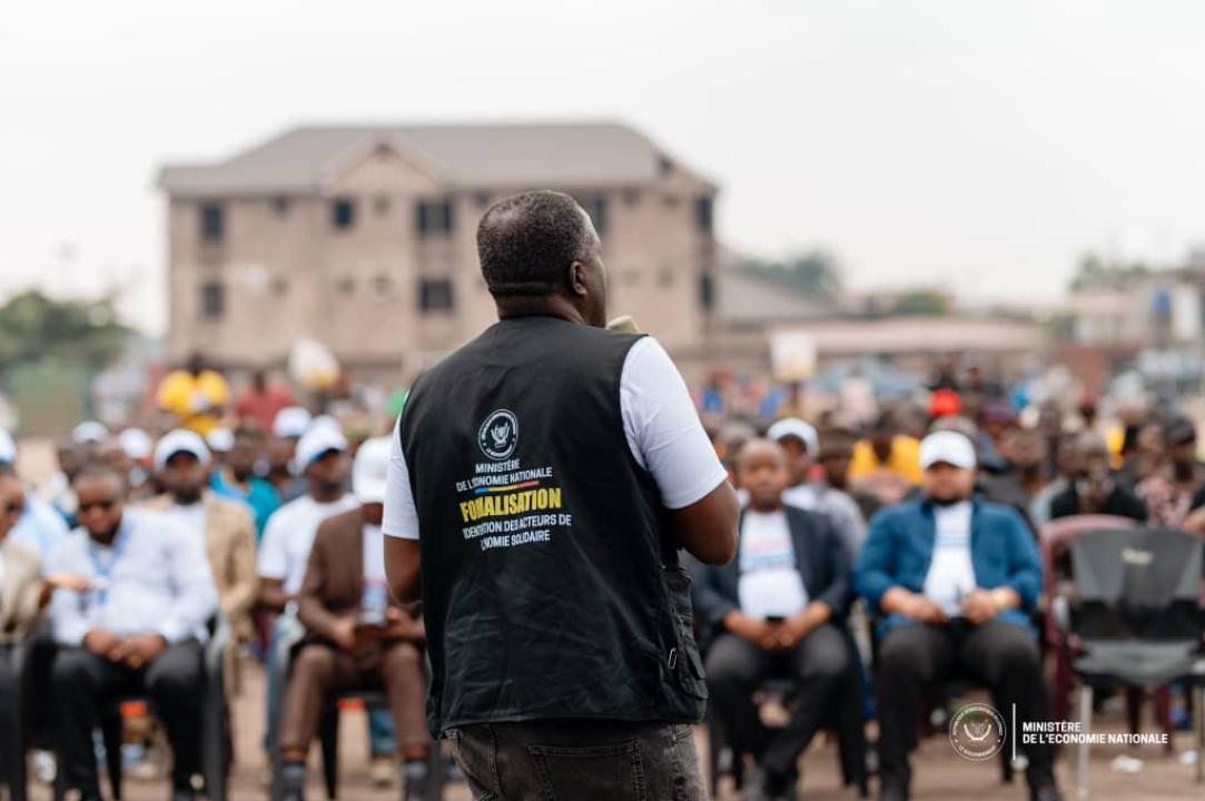 Jocelyn Nappa, conseiller en charge de la formalisation de l’économie informelle, au ministère éponyme, preside une réunion avec les techniciens réparateurs de véhicules  à Kinshasa