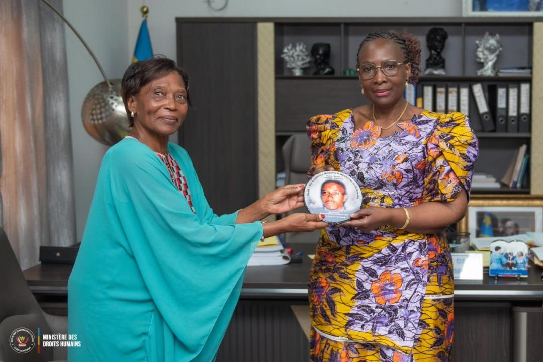 La mère de Floribert Bwana Chui remet une photo à la ministre des droits humains Chantal Chambu Mwavita [photo d'illustration]