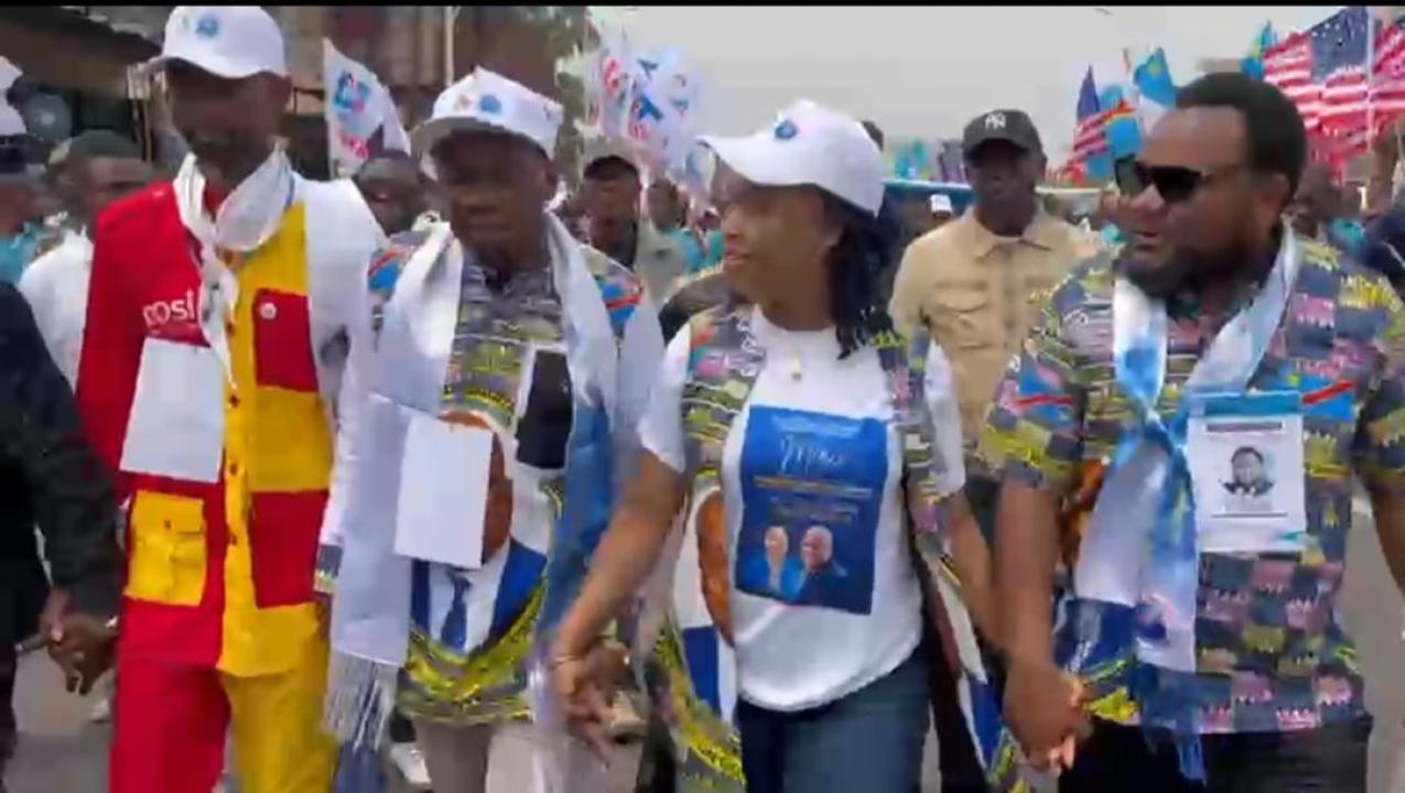 Quelques jeunes membres de l'Union sacrée de la nation