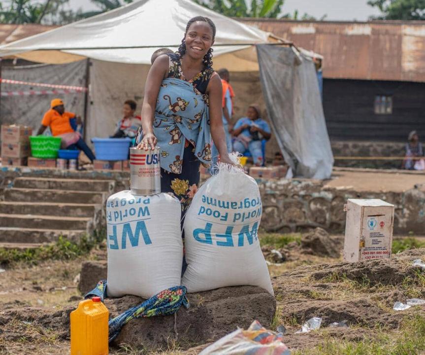 Rachel, mère de deux enfants,  habitants de Tongo recevant l’aide des vivres de la part du PAM