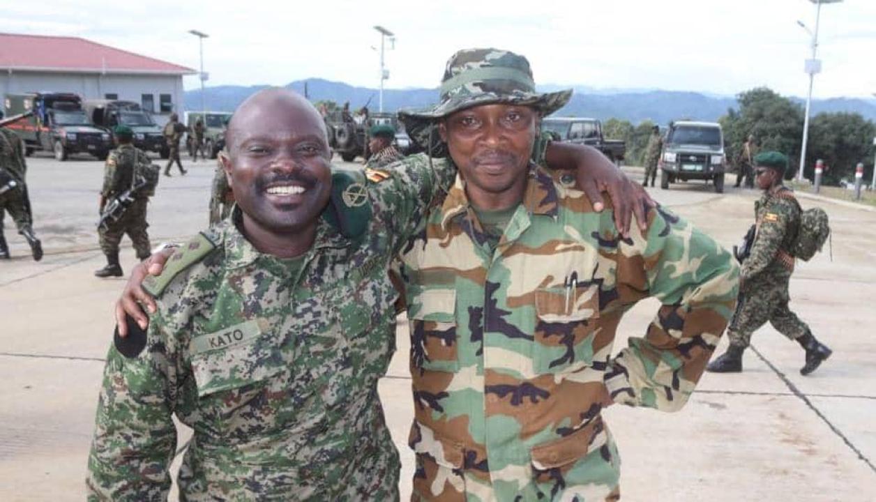Sourires échangés entre un officier de l’Armée ougandaise et Willy Ngoma, porte-parole militaire du M23 [photo d’illustration]