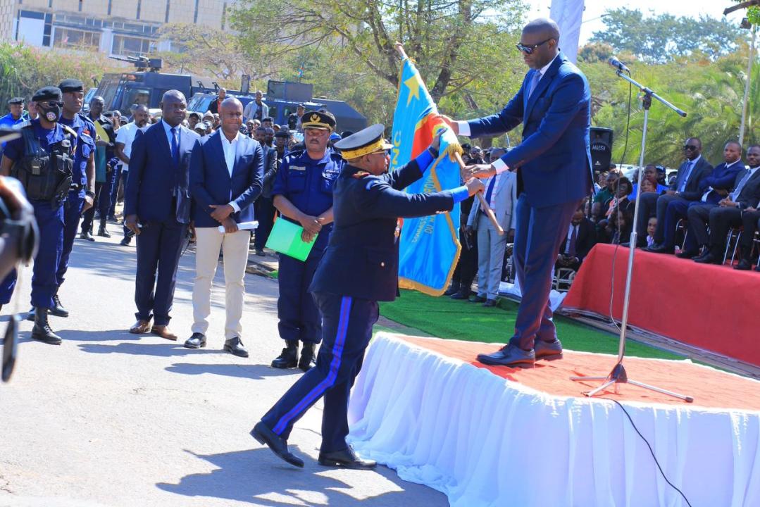 Le Gouverneur de la Province du Haut- Katanga remet l'étendard de commandement au numéro de la Police Nationale Congolaise, Blaise Kilimbalimba