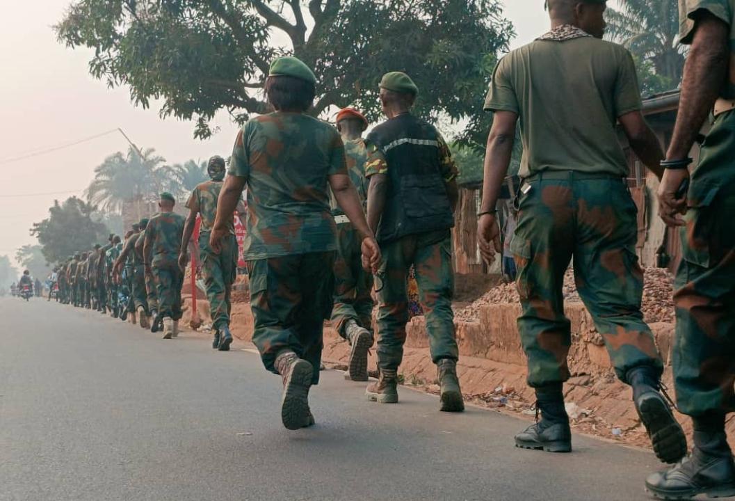 Des soldats de l’Armée congolaise dans une marche d’endurance physique à Kikwit