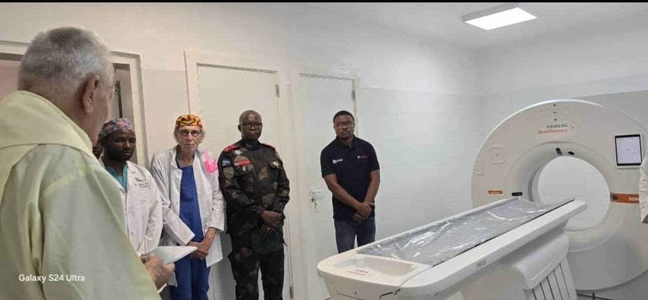 Le Gouverneur militaire Kakule Somo Evariste préside la cérémonie d’inauguration d’un City Scanner à l’hôpital UNICHIR de Beni