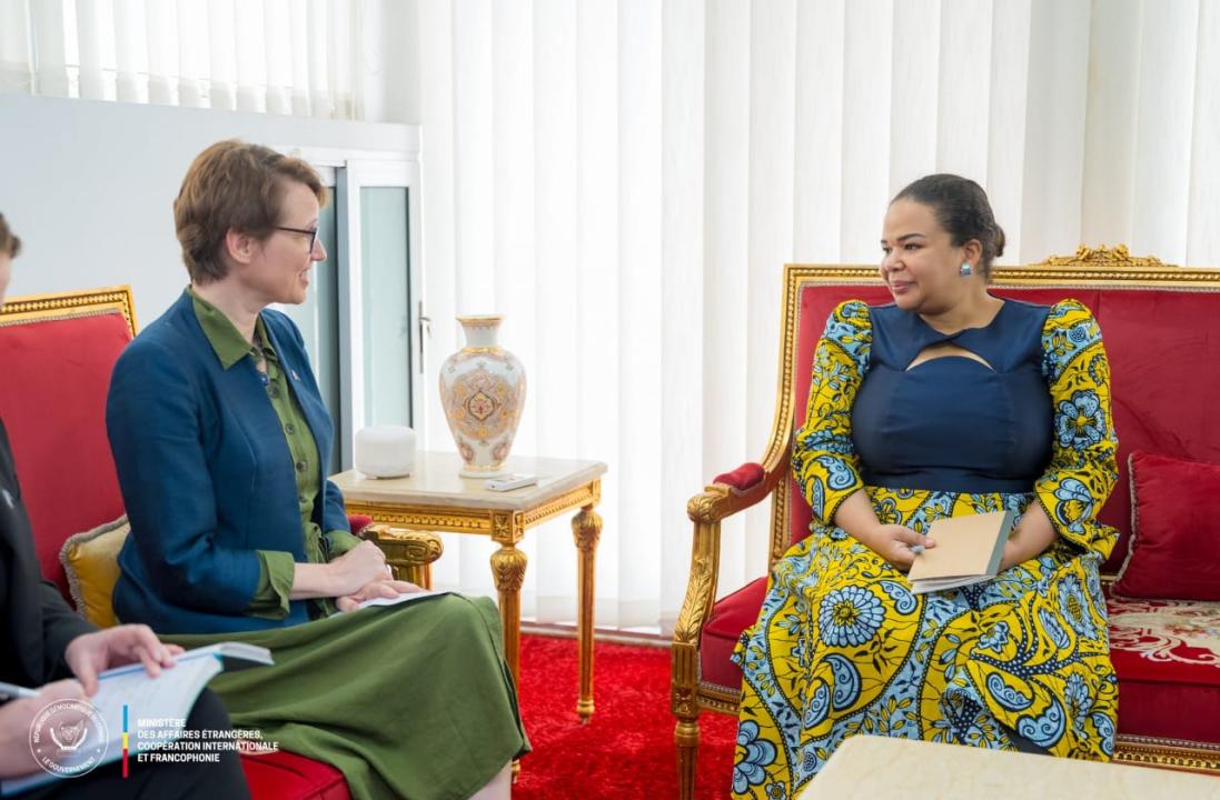 La ministre des affaires étrangères Thérèse Kayikwamba Wagner et l'ambassadrice du Royaume Uni Alyson King [photo d'illustration]