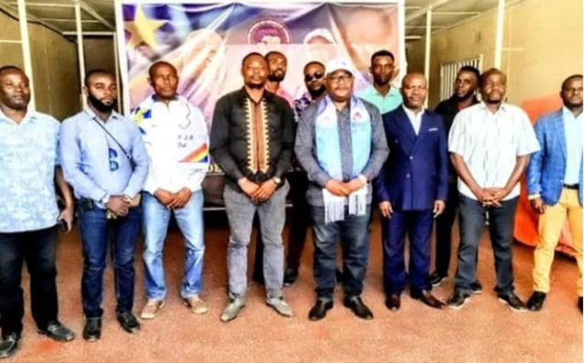 Photo de famille entre le Lawrence Lolo Kyungu, Président de l'ANAFEK et la délégation de la jeunesse de l'UDPS HAUT-KATANGA
