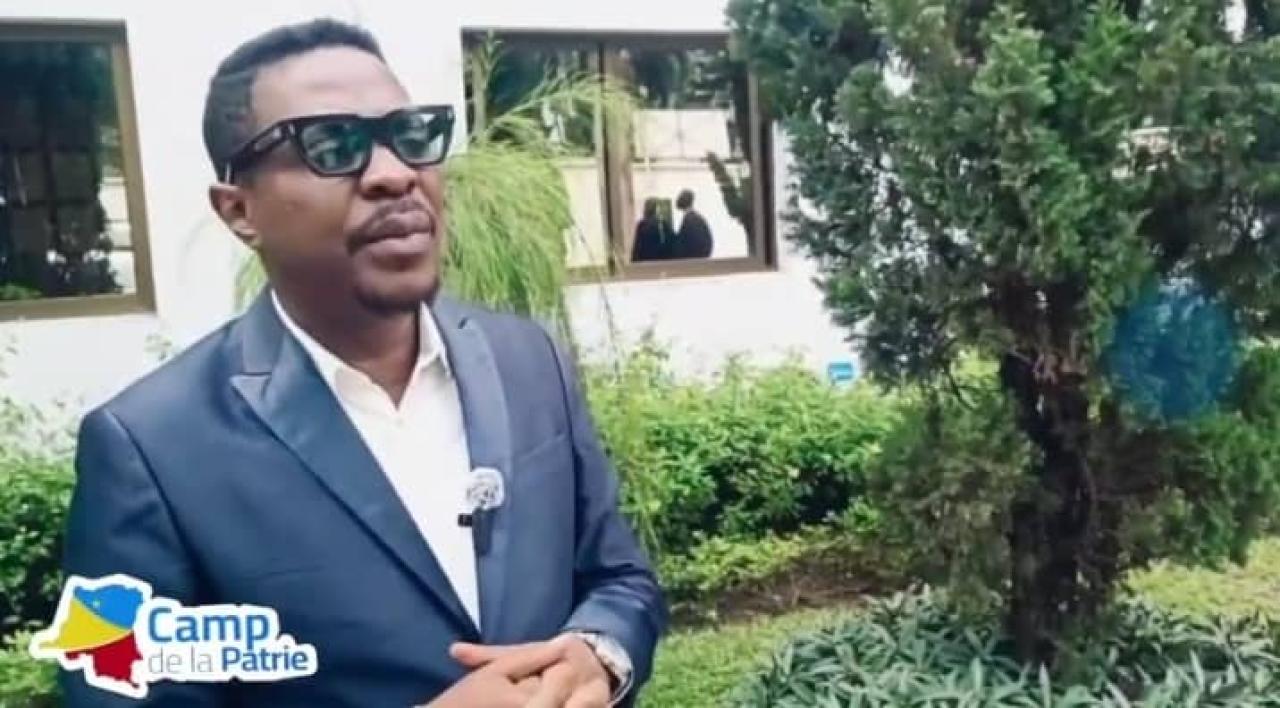 Le journaliste Yves Buya devant la presse, à l'issue de son échange avec Martin Fayulu, ce mercredi 09 juillet 2025