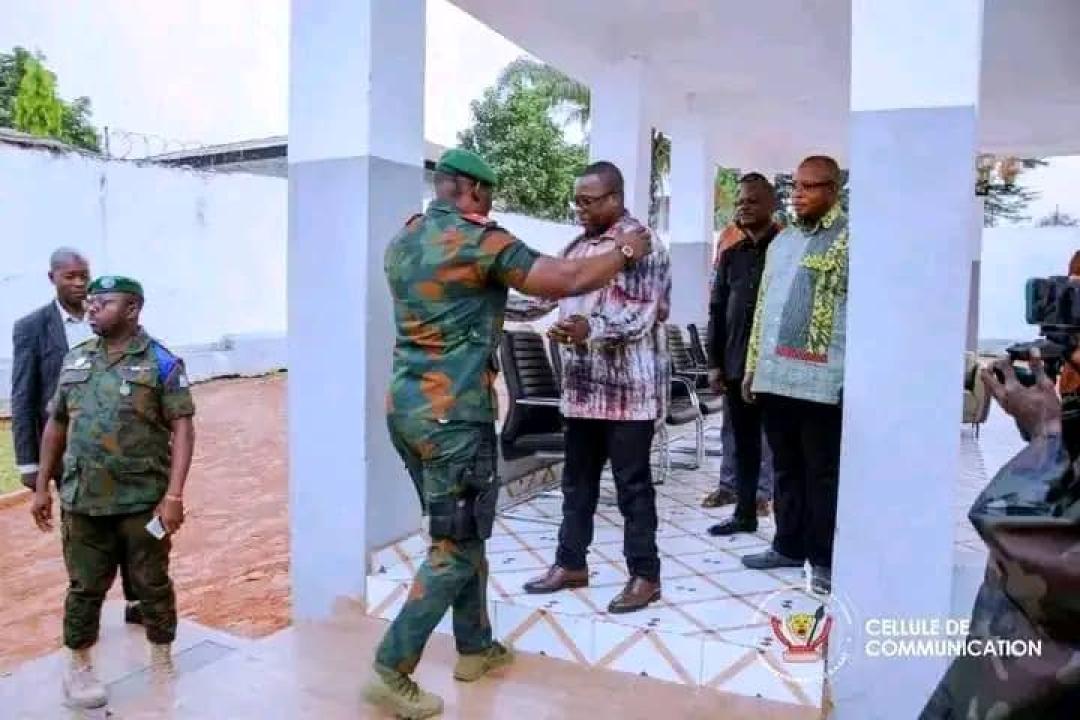 Le général John Tshibangu et le gouverneur Crispin Mukendi