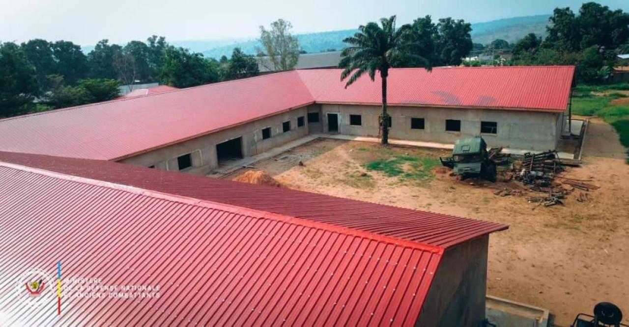 L’un bâtiment administratif en cours de construction, à Kikwit, au sein de la Onzième Région Militaire