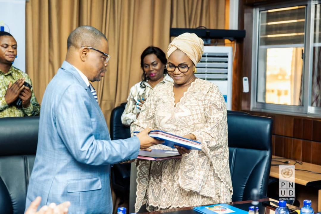 Aïda Cissé Diagne, représentante résidente intérimaire du PNUD en RDC, et Bertin Mudimu, directeur général du FPI [photo d'illustration]